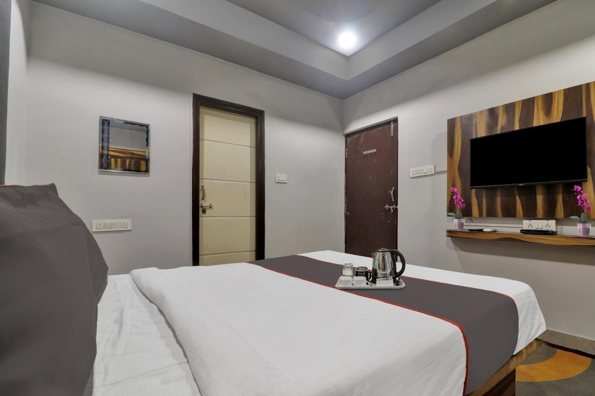 Super Townhouse Rcc Blizz Hotel Kondapur  Ngoại thất bức ảnh