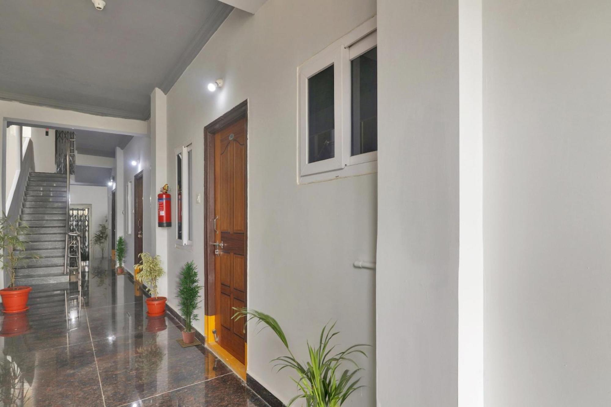 Super Townhouse Rcc Blizz Hotel Kondapur  Ngoại thất bức ảnh
