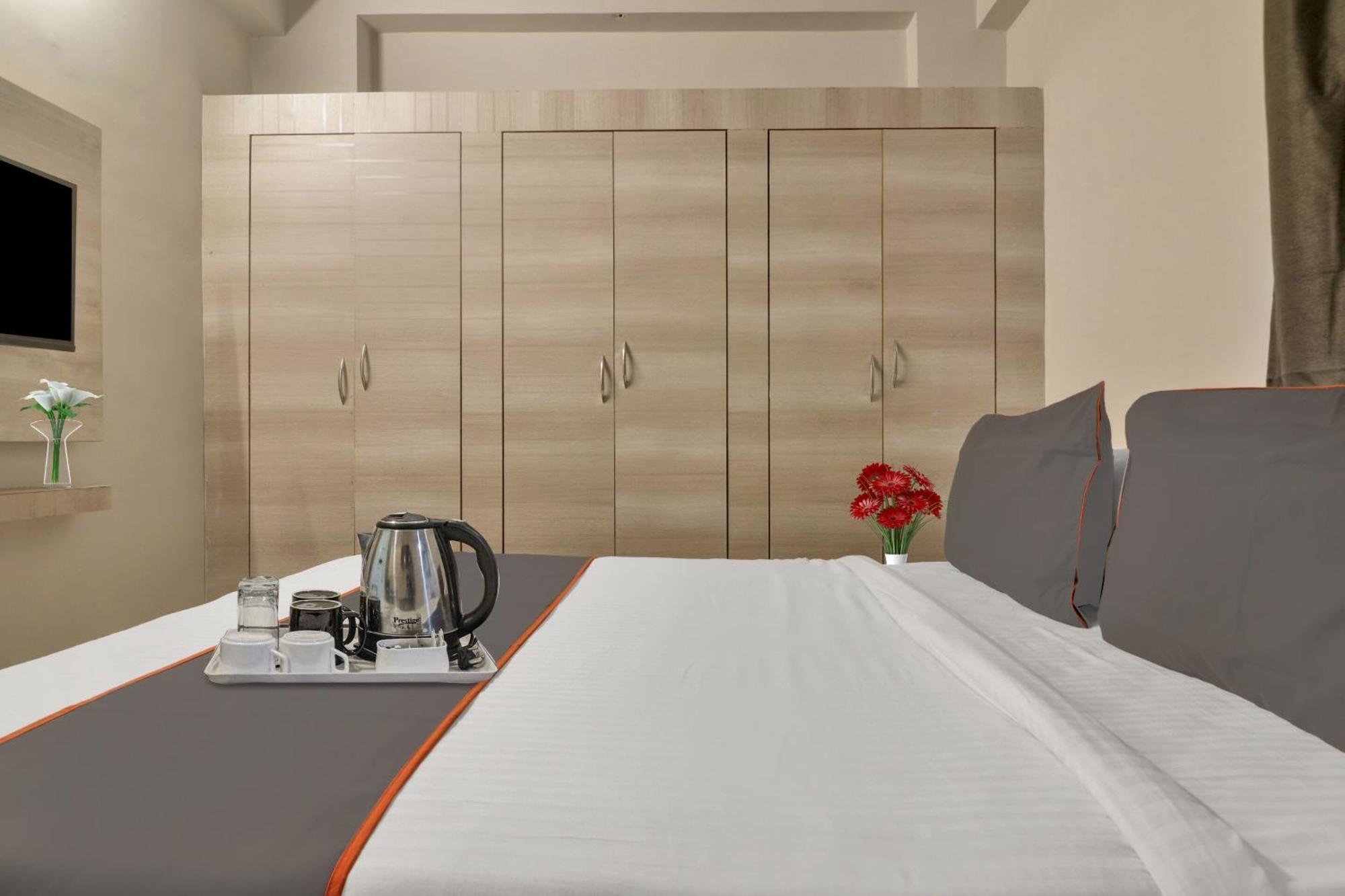 Super Townhouse Rcc Blizz Hotel Kondapur  Ngoại thất bức ảnh