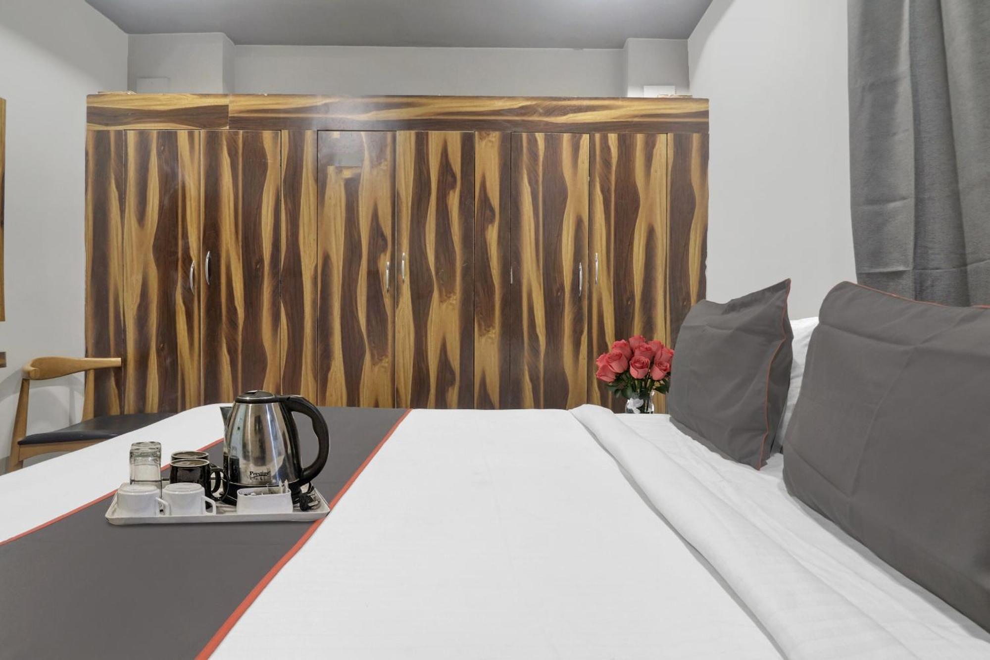 Super Townhouse Rcc Blizz Hotel Kondapur  Ngoại thất bức ảnh